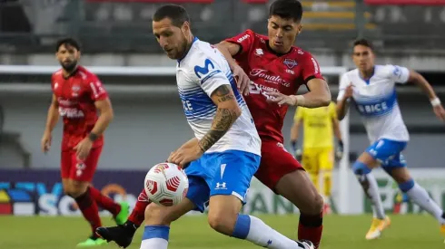 Luciano Aued aguanta el balón en el Universidad Católica vs Ñublense por el Torneo Nacional