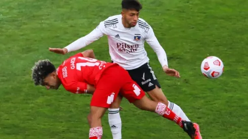 Jeyson Rojas disputando un balón con Héber García partido de Colo Colo vs Curicó Unido