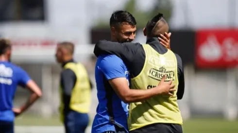 Iván Morales es recibido por Arturo Vidal en el entrenamiento de la Roja para el duelo ante Ecuador por las Eliminatorias