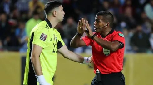 Emiliano Martínez se dio el tiempo de que todos sus compañeros firmaran la camiseta para regalarla, pero todo era una broma.