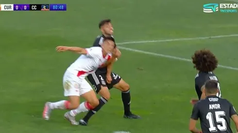 Jeyson Rojas tomó del brazo a Felipe Fritz en el área de Colo Colo