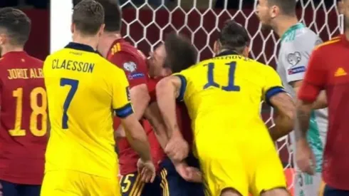 Zlatan Ibrahimovic agredió directamente a César Azpilicueta.