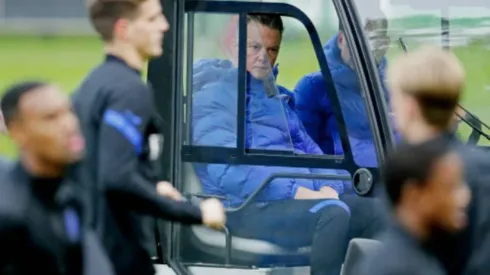 Van Gaal dirige práctica de Países Bajos en carro de golf previo al partido con Noruega