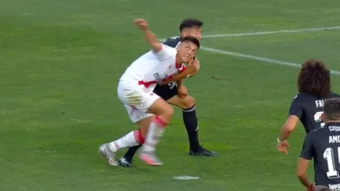 La imagen muestra la evidente falta de Jeyson Rojas sobre Felipe Fritz, que no fue sancionada como penal por el árbitro Roberto Tobar