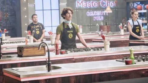 Felipe Ríos en medio de la cocina de Masterchef Celebrity.