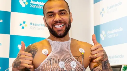 Dani Alves en el reconocimiento médico con el Barcelona