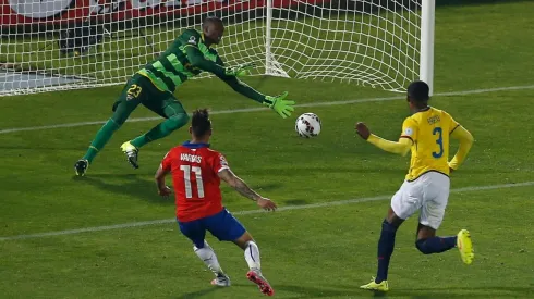 Eduardo Vargas le ha convertido a Alexander Domínguez con la camiseta de la selección y con la U