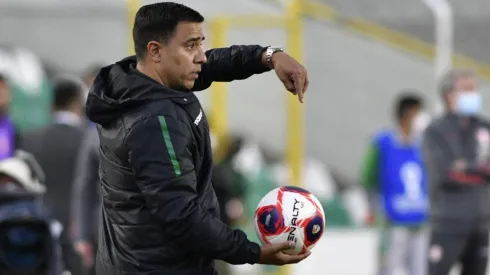 César Farías confiesa que tendrá una conversación con la Federación Boliviana de Fútbol para ver el tema de las amenazas que ha recibido junto a su familia, además de la continuidad en el cargo.