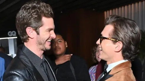 Andrew Garfield y Tom Holland fueron sorprendidos con un cariñoso abrazo.