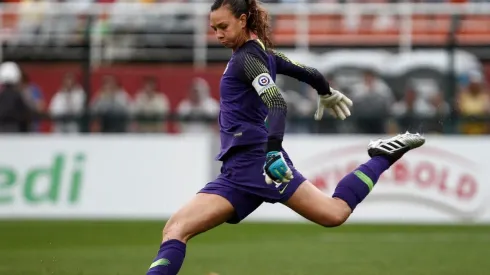 Tiane Endler vistiendo la camiseta de la selección chilena.