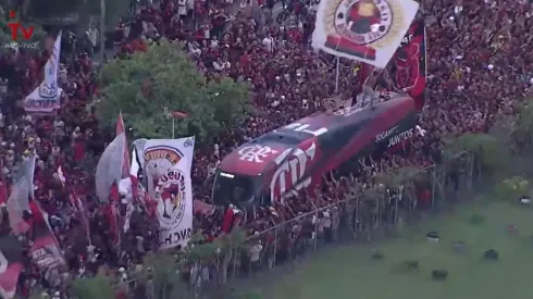 Miles de hinchas acompañaron al bus del Flamengo rumbo al aeropuerto en Río de Janeiro