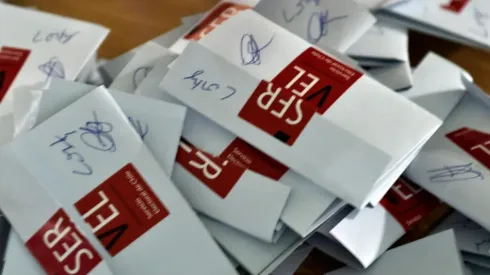 Puedes sufragar con tu carnet de identidad o pasaporte.