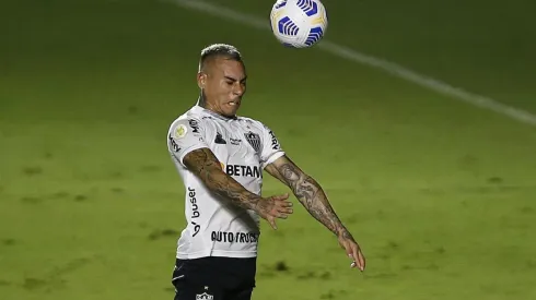 Atlético Mineiro informa lesión de Eduardo Vargas.