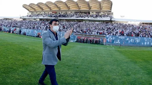 El técnico colocolino ha sido constantemente ovacionado por los hinchas albos, donde uno ahora se atrevió a ponerlo en un voto de la elección Presidencial