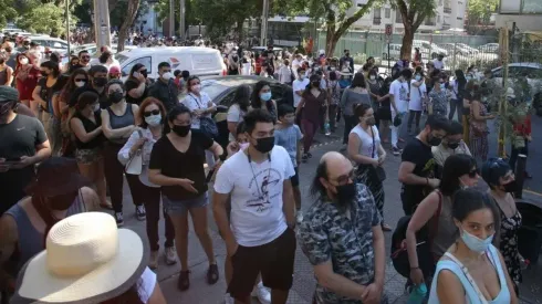 Fila de gente a minutos de cierre de mesas en Santiago
