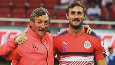 Una de las veces que coincidieron en cancha con su padre, en Monterrey, y Guido, en Guadalajara, los dos realizando su labor profesional en el fútbol.