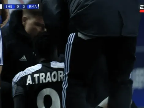 Preocupación: jugador del Sheriff se lleva la mano al pecho y cae