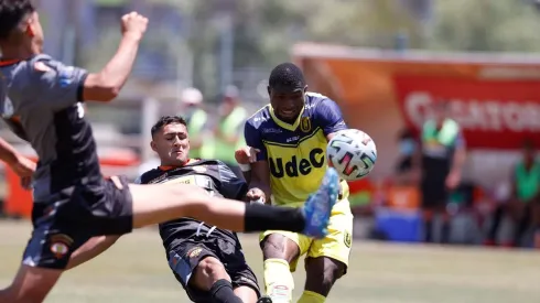 El momento en que Jog Bogmis dispara al arco para el segundo gol, el que tuvo polémica por varios minutos. Créditos: Carlos Parra
