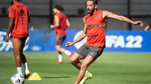 Mauricio Isla entrena junto al Flamengo en el estadio de Peñarol. Foto: @Flamengo