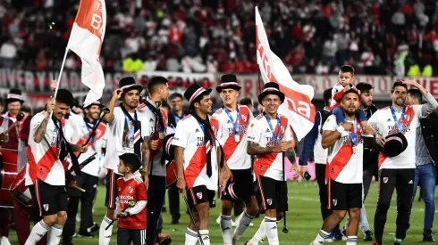 Paulo Díaz festeja con su pequeño hijo Agustín sobre sus hombros el título de River Plate