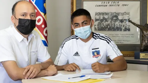El canterano colocolino Jordhy Thompson cumplió su sueño y firmó su primer contrato como jugador profesional con la camiseta del club que lo formó y del cual es hincha.