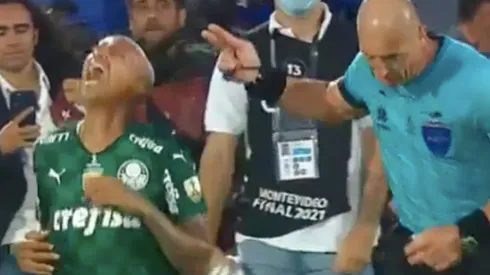 El delantero brasileño Deyverson protagonizó una insólita simulación tras recibir un "ataque" del árbitro argentino Néstor Pitana en la final de la Copa Libertadores 2021.