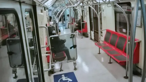 Revisa el horario del tren subterráneo.