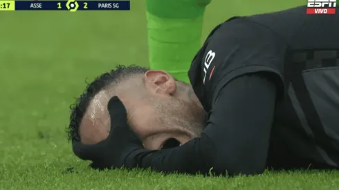 Neymar lesionado ante Saint-Étienne y se teme por su tobillo.