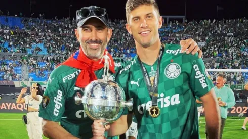 Benjamín Kuscevic y su padre Carlos celebran con la Copa Libertadores en la cancha del estadio Centenario de Montevideo