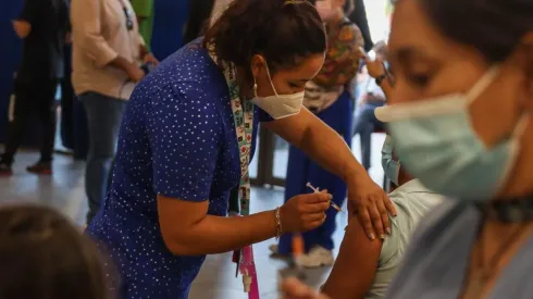 ¿Quiénes deben vacunarse contra el Covid-19 en Chile durante esta semana?