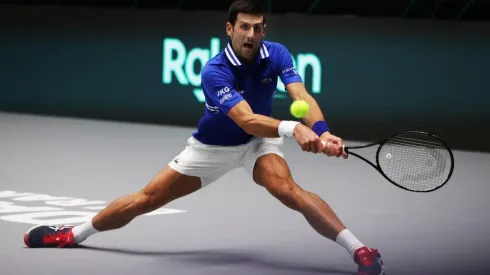 Novak Djokovic no ha querido dar a conocer públicamente si se encuentra vacunado o no contra el coronavirus, lo que lo deja teóricamente descartado para defender el título.
