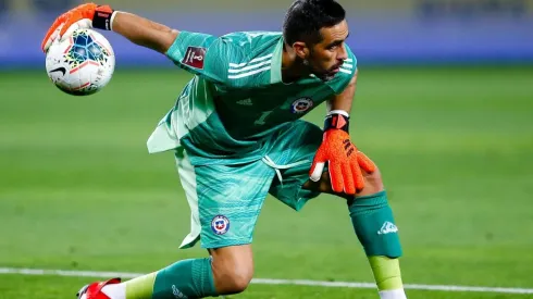 Claudio Bravo quiere seguir disfrutando en el arco, aunque ya sabe que en un futuro estará del lado de la formación.