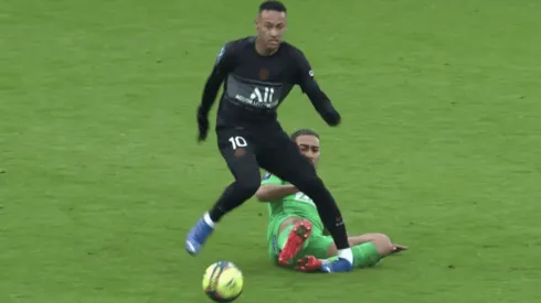 Neymar terminó con un esguince grave en su tobillo