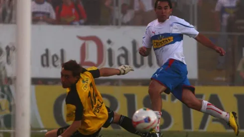 Un joven Sebastián Pérez atajó por Everton ante la UC el 2010