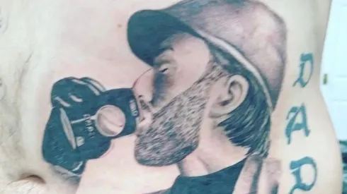 El encargado de realizar el tatuaje fue Ash Wilkinson, quien inmortalizó a Ben en el cuerpo de Lewis Hamill.