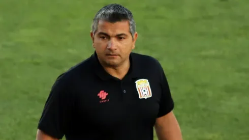 Les medios de Curicó informaron que un grupo de hinchas llegó hasta la casa del entrenador para reclamar por la campaña.