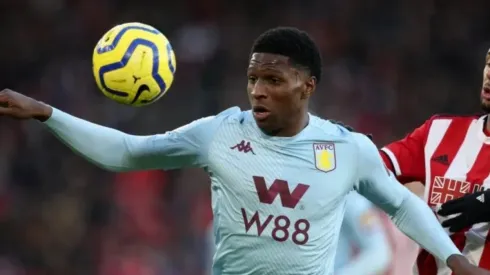 El defensor del Aston Villa Kortney Hause vio desde la banca la derrota de su equipo ante Manchester City y antes protagonizó un increíble accidente de tránsito.