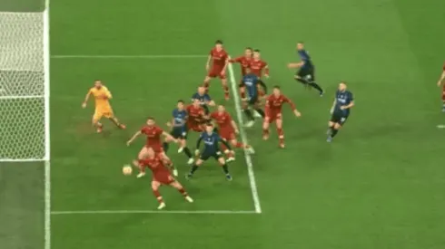 Calhanoglu sorprendió a todos con un golazo olímpico ante la Roma