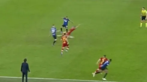 El volante chileno sacó la varita y el sombrero y salió jugando con una bella jugada en la goleada del Inter de Milán por 3-0 sobre la Roma de José Mourinho.