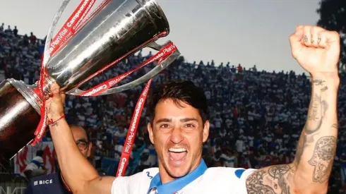 El goleador cruzado festejó con todo el nuevo título del club.