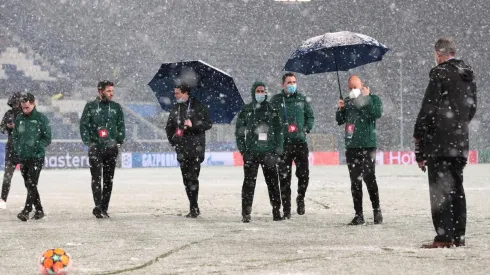 El partido quedó suspendido por la intensa nevada.
