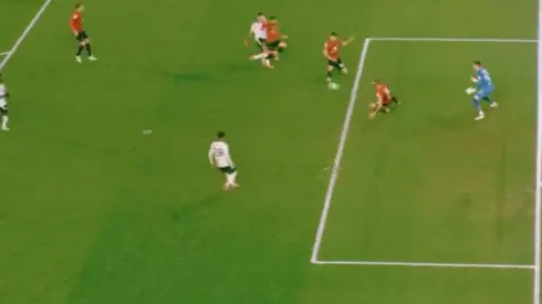 Steve Cook le negó espectacularmente dos goles al Fulham.