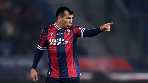 Medel es pieza clave en la defensa del Bologna