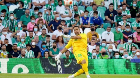 En el Betis siguen extrañando a Claudio Bravo tras derrota ante Celtic