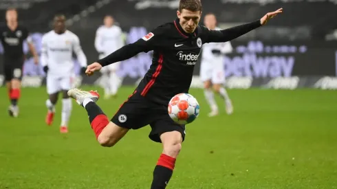 A pesar de caer goleados tras arrancar ganando 2-0, Bayer Leverkusen y Charles Aránguiz se mantienen en la zona alta de la tabla de posiciones de la Bundesliga.