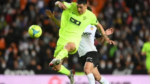 Enzo Roco estuvo todo el partido ante el Valencia