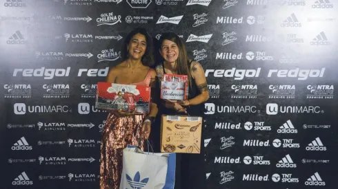 Carla Guerrero, acompañada de Estívaliz Monroy, directora de la Gala del Fútbol Femenino, tras el reconocimiento a Mejor Defensa Budweiser.