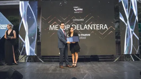 Javiera Grez, delantera de Colo Colo, recibiendo el reconocimiento como Mejor Delantera Volkswagen de la Gala del Fútbol Femenino 2021.
