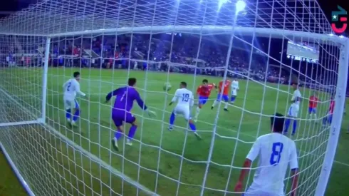 Sebastián Vegas se impuso a todos en la boca del arco y marcó el único gol del partido en la victoria de Chile ante El Salvador en Estados Unidos