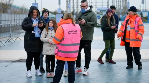 A pesar de tener estrictas medidas sanitarias, el coronavirus azotó fuertemente a la Premier League sumando su mayor cantidad de contagiados desde el inicio de la pandemia.